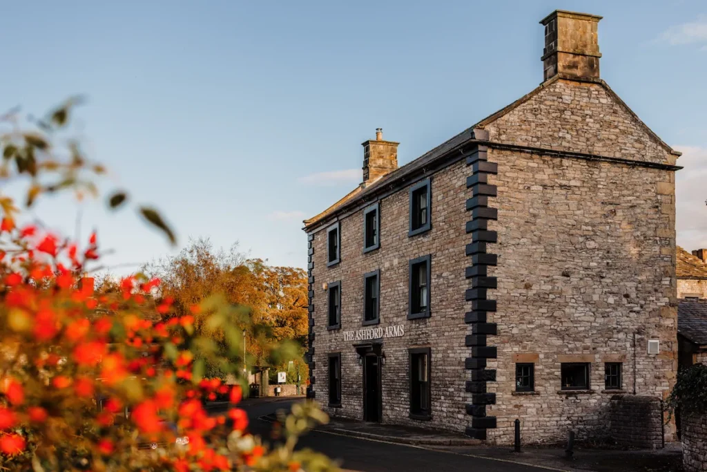 An exterior picture of the Ashford Arms